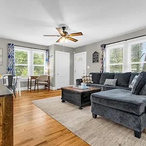 Holiday home Oasis! Free Laundry & Parking Near Disney!, Orlando